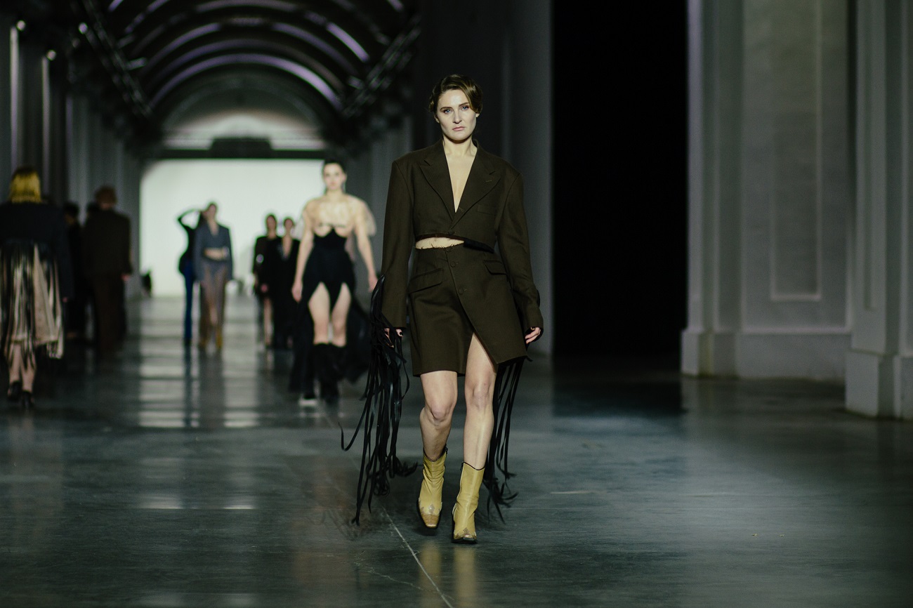 В стильном эко-платье: ведущая Маричка Падалко вышла на подиум в трендовом образе